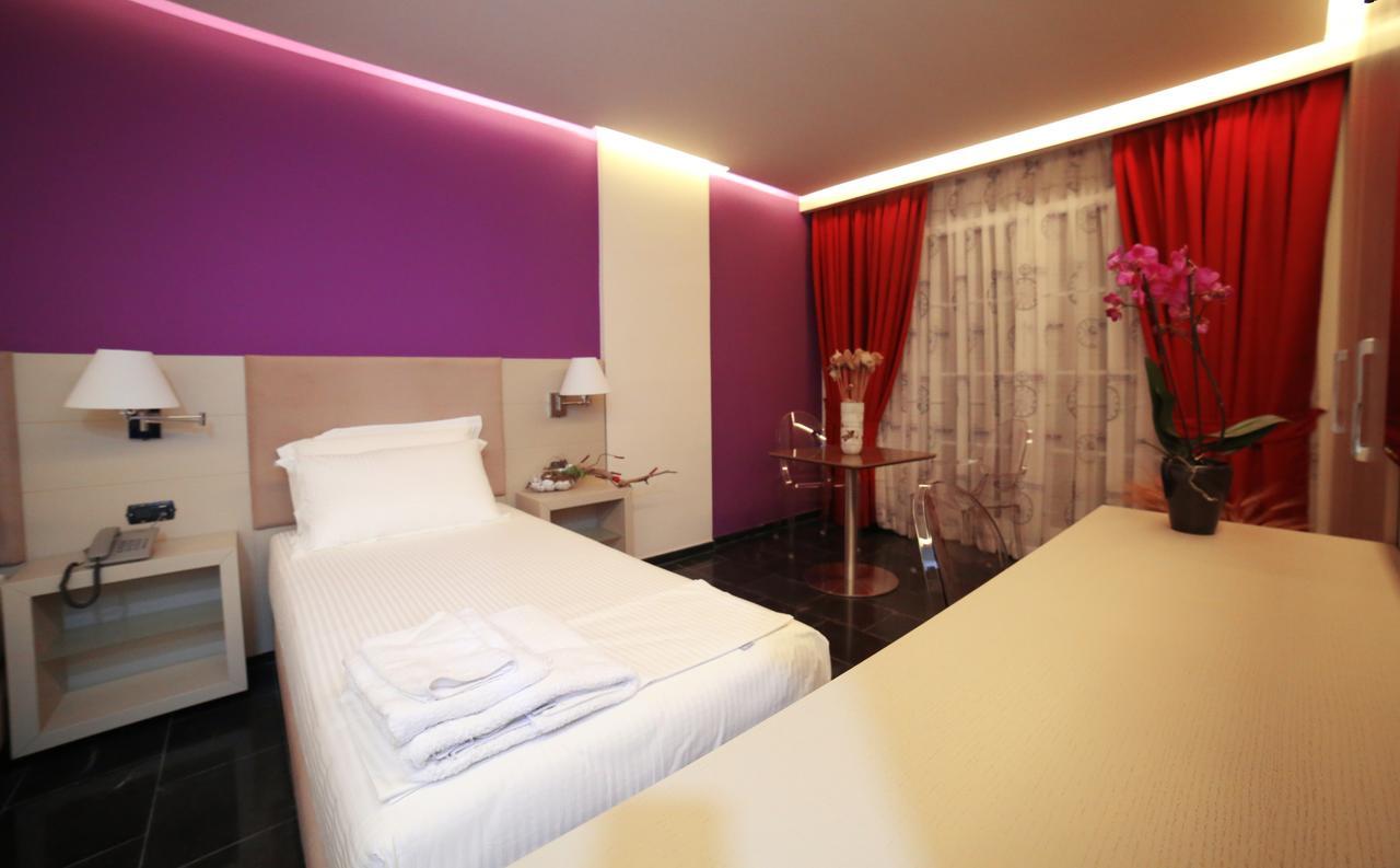 Hotel Palace Vlorë エクステリア 写真
